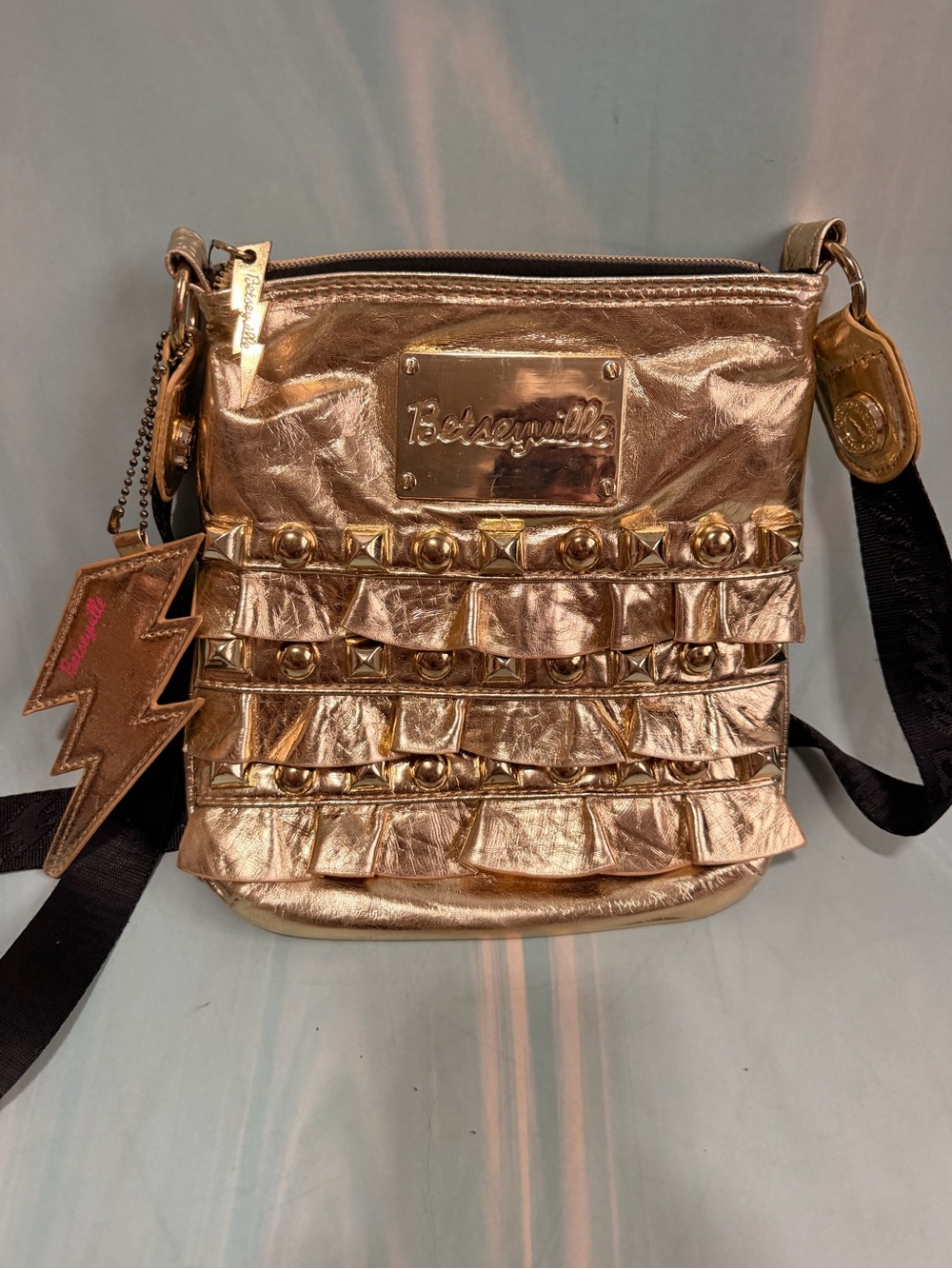 Betsey Johnson Metallic Gold Crossbody Bag 🤩